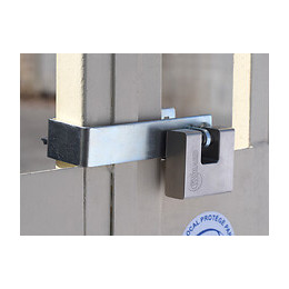 Porte cadenas pour grille