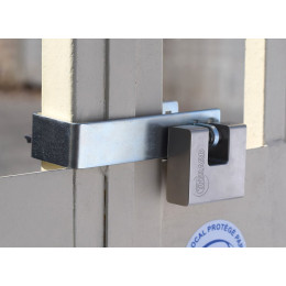 Porte cadenas pour grille