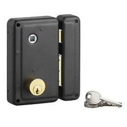 Serrure applique 76x130mm cylindre 45 à fouillot droite