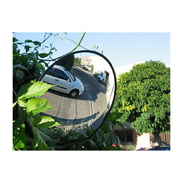 Miroir rond de sortie de garage.