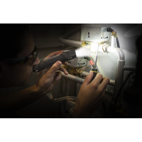 Torche à LED Hard Case Professional Energizer 2AA piles incluses