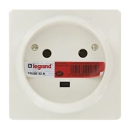 Socle 2P+T 32A avec éclips de protection et étiquette avec Gencod