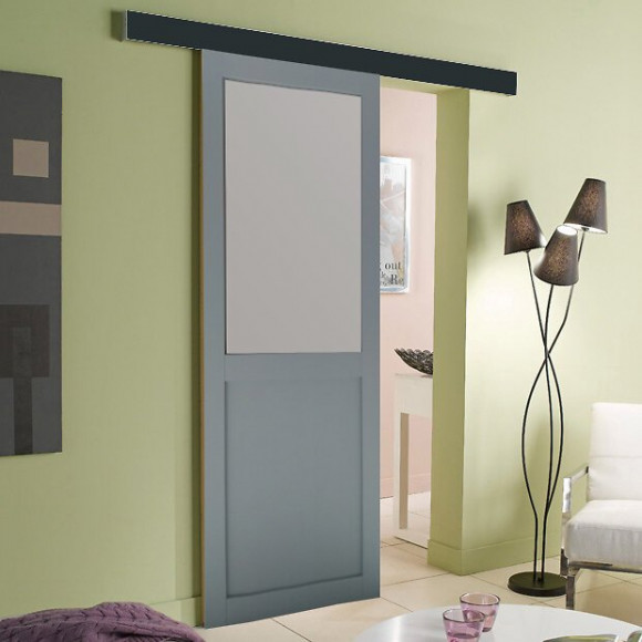 Porte Coulissante Modele Athena Style Atelier  En Enrobe Gris Clair Largeur 73 + Rail Alu Bandeau Noir + 2 Coquilles Posees