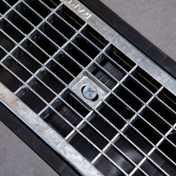 Système De Blocage Des Grilles De Caniveaux Pour Caniveau Standard 130